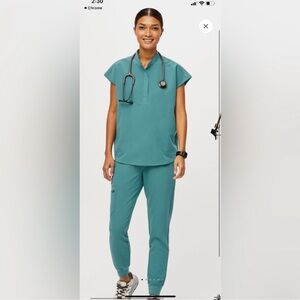 Set of hydrogreen figs scrubs size small bottoms XS top